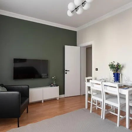 Quiet & Bright 2br - Near Metro