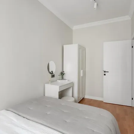Quiet & Bright 2br - Near Metro *